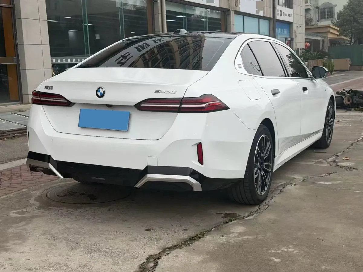 2024 BMW 5 Series 2.0T 190HP L4 8AT,autocango,china used car exporter,china ev exporter,chinese used car exporter,chinese used ev exporter