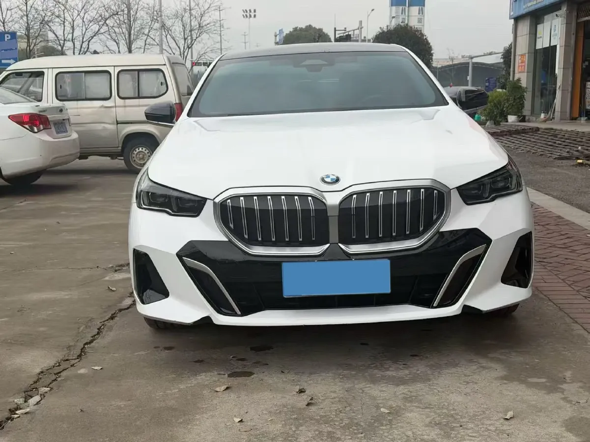 2024 BMW 5 Series 2.0T 190HP L4 8AT,autocango,china used car exporter,china ev exporter,chinese used car exporter,chinese used ev exporter