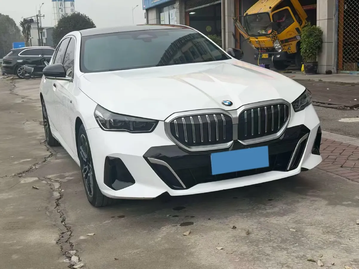 2024 BMW 5 Series 2.0T 190HP L4 8AT,autocango,china used car exporter,china ev exporter,chinese used car exporter,chinese used ev exporter
