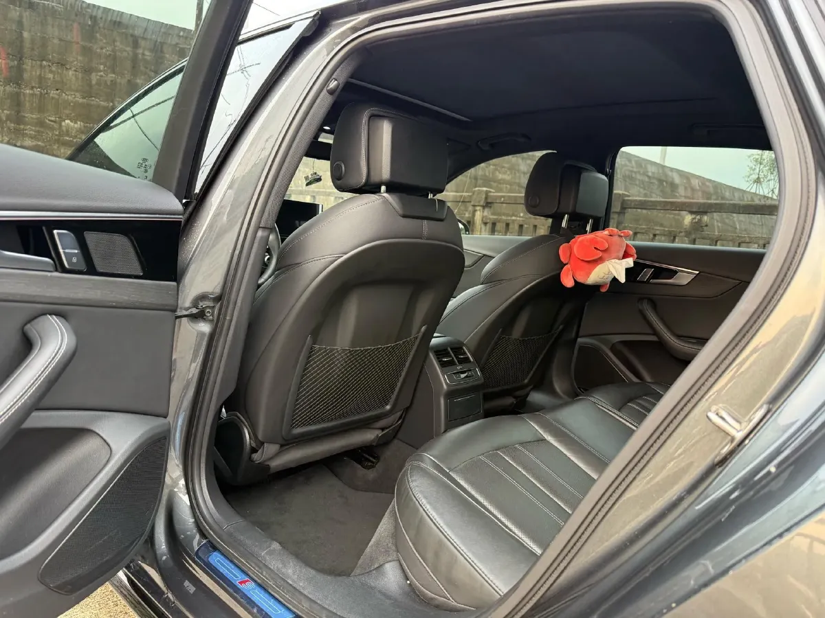 2023 Audi A4L 2.0T 190HP L4 7DCT,autocango,china used car exporter,china ev exporter,chinese used car exporter,chinese used ev exporter