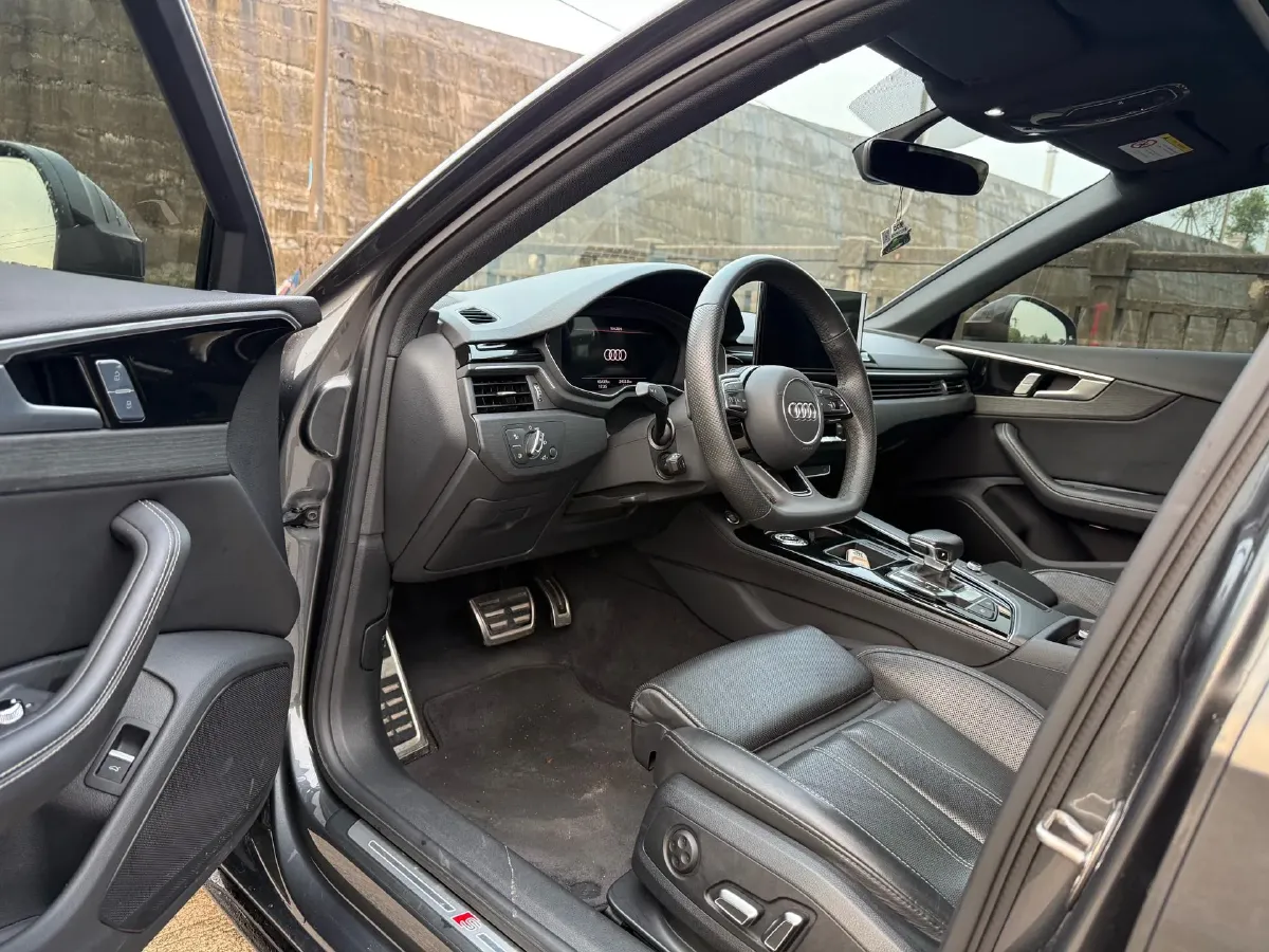 2023 Audi A4L 2.0T 190HP L4 7DCT,autocango,china used car exporter,china ev exporter,chinese used car exporter,chinese used ev exporter