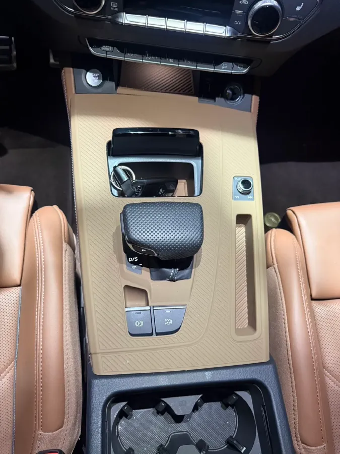 2025 Audi Q5L 2.0T 245HP L4 7DCT,autocango,china used car exporter,china ev exporter,chinese used car exporter,chinese used ev exporter