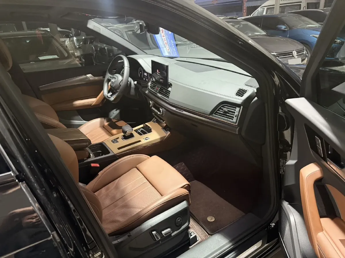 2025 Audi Q5L 2.0T 245HP L4 7DCT,autocango,china used car exporter,china ev exporter,chinese used car exporter,chinese used ev exporter