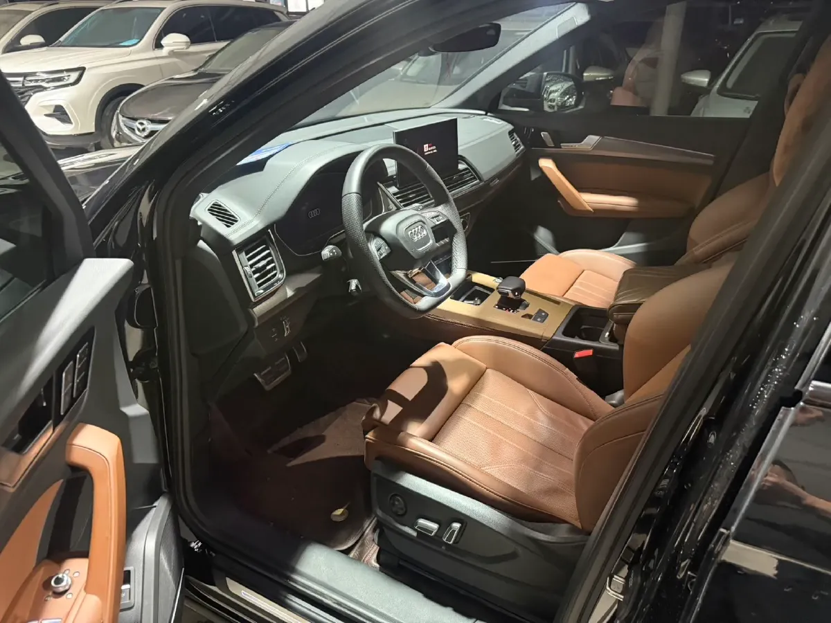 2025 Audi Q5L 2.0T 245HP L4 7DCT,autocango,china used car exporter,china ev exporter,chinese used car exporter,chinese used ev exporter