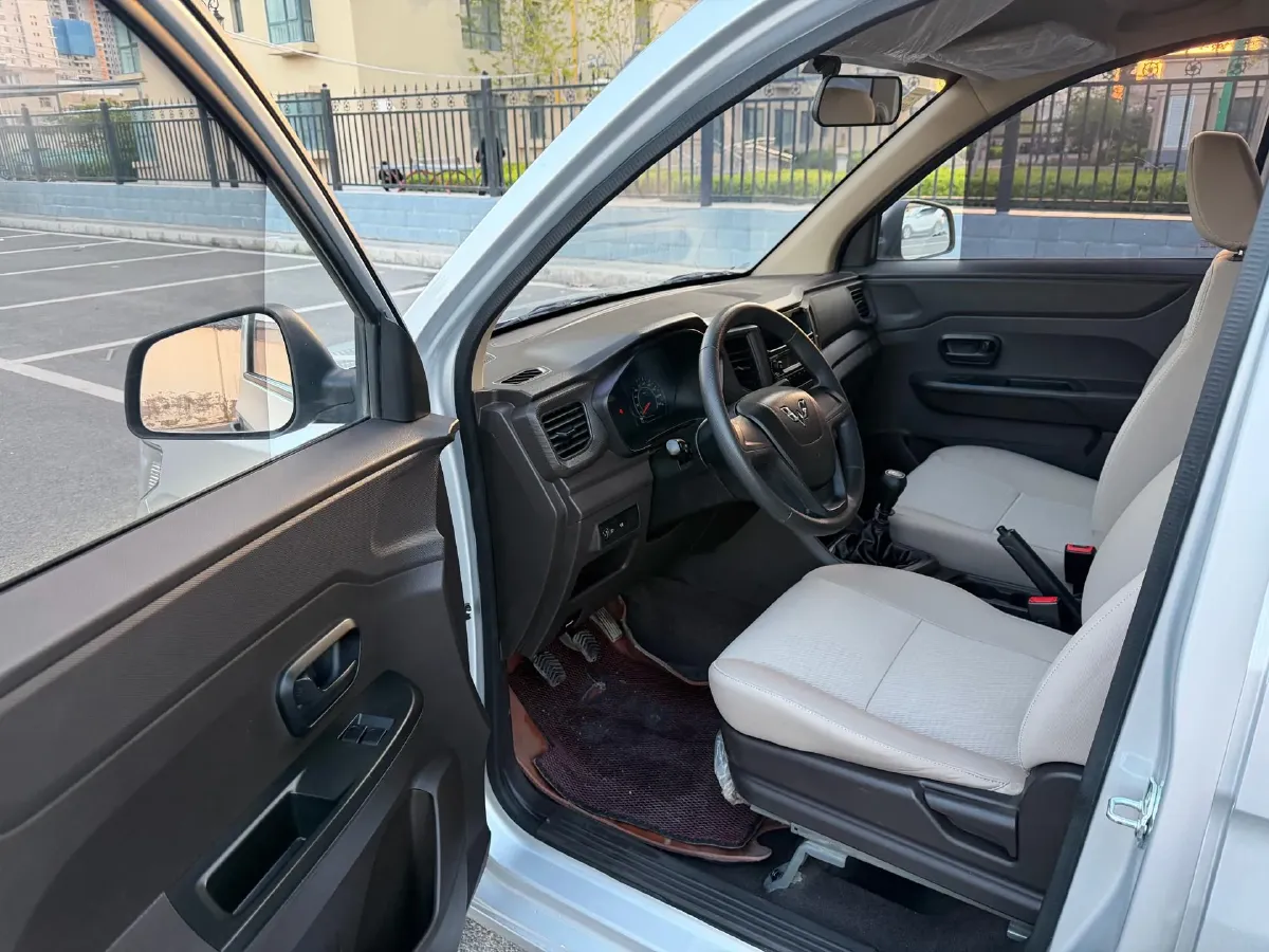 2019 WuLing HongGuang V 1.5L 99HP L4 6MT,autocango,china used car exporter,china ev exporter,chinese used car exporter,chinese used ev exporter