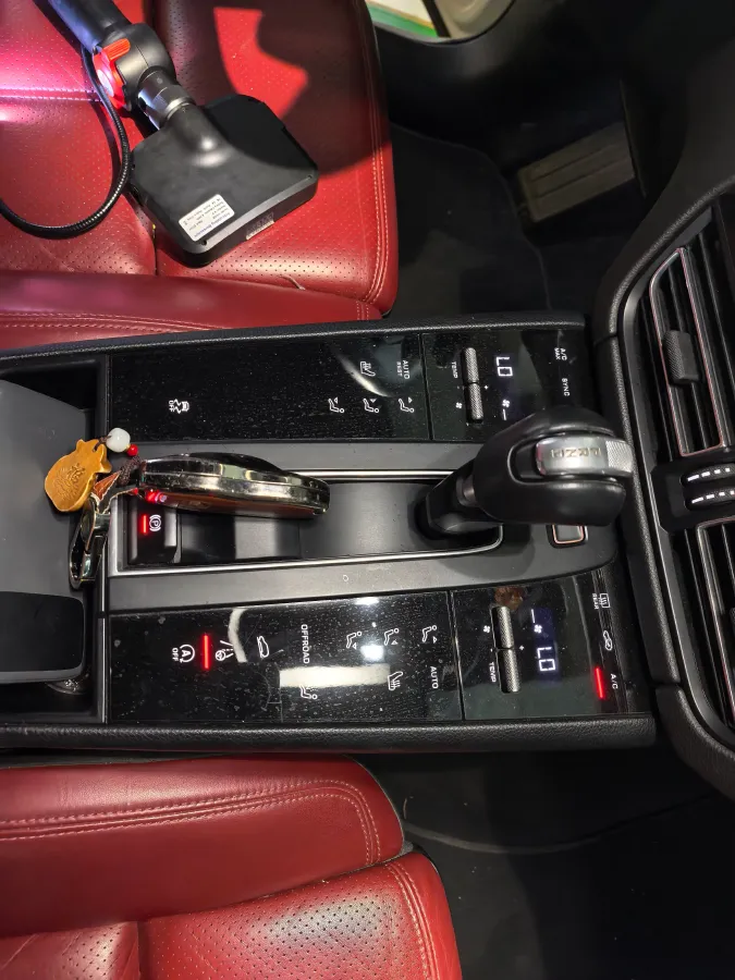 2022 Porsche Macan 2.0T 265HP L4 7DCT,autocango,china used car exporter,china ev exporter,chinese used car exporter,chinese used ev exporter