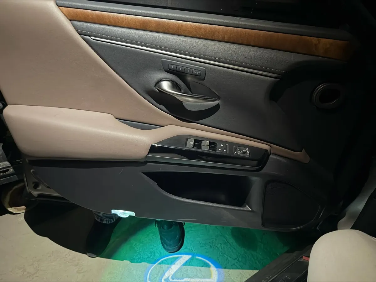 2024 Lexus ES 2.0L 173HP L4 CVT,autocango,china used car exporter,china ev exporter,chinese used car exporter,chinese used ev exporter