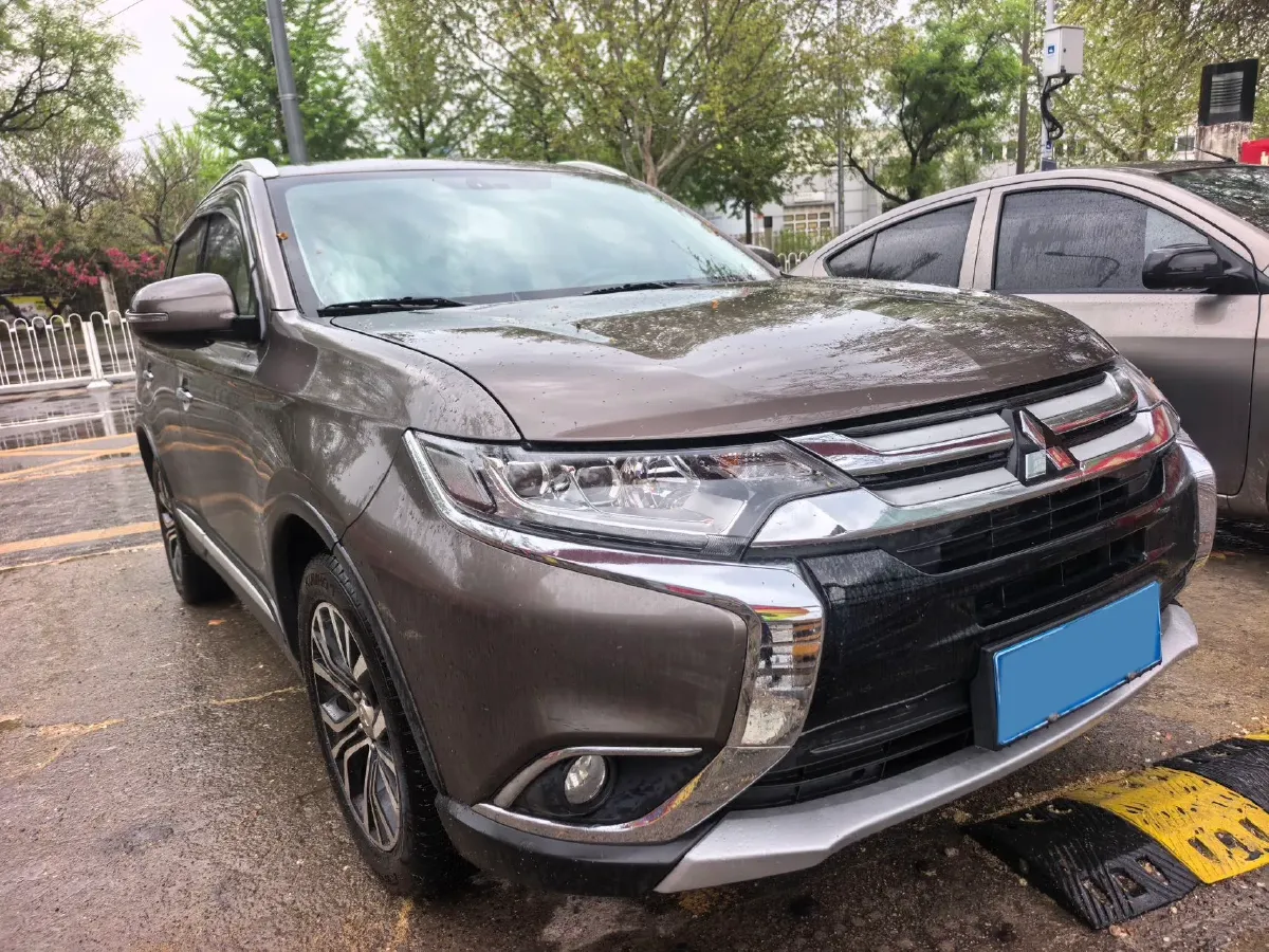 2018 Mitsubishi Outlander 2.4L 192HP L4 CVT,autocango,china used car exporter,china ev exporter,chinese used car exporter,chinese used ev exporter