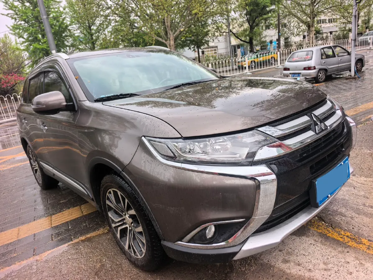 2018 Mitsubishi Outlander 2.4L 192HP L4 CVT,autocango,china used car exporter,china ev exporter,chinese used car exporter,chinese used ev exporter