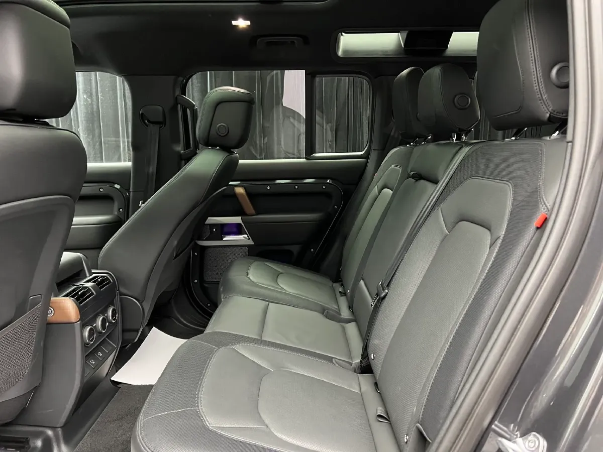 2023 Land Rover Defender 3.0T 400HP L6 8AT,autocango,china used car exporter,china ev exporter,chinese used car exporter,chinese used ev exporter