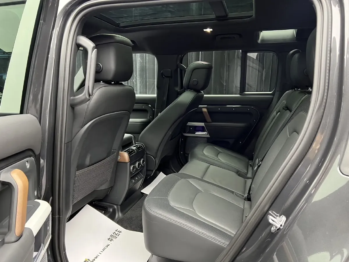 2023 Land Rover Defender 3.0T 400HP L6 8AT,autocango,china used car exporter,china ev exporter,chinese used car exporter,chinese used ev exporter