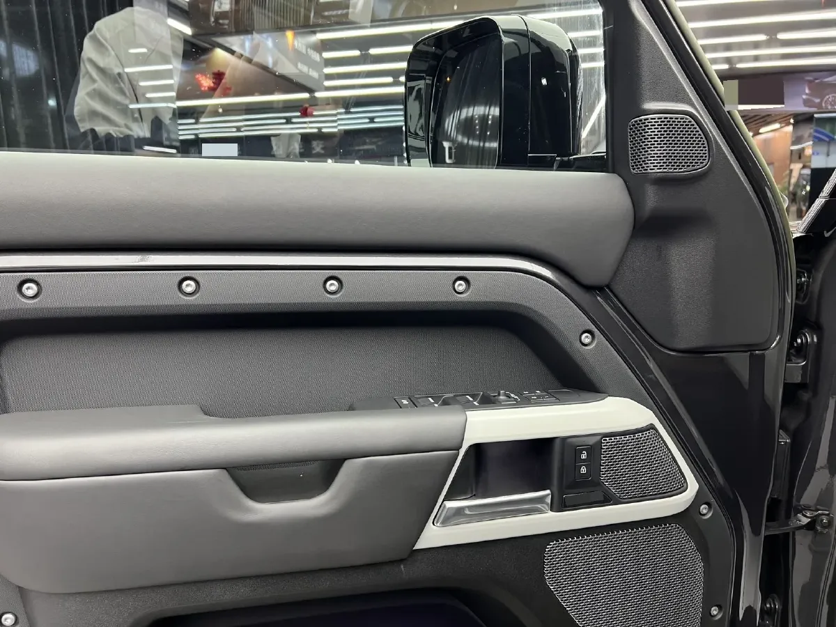 2023 Land Rover Defender 3.0T 400HP L6 8AT,autocango,china used car exporter,china ev exporter,chinese used car exporter,chinese used ev exporter