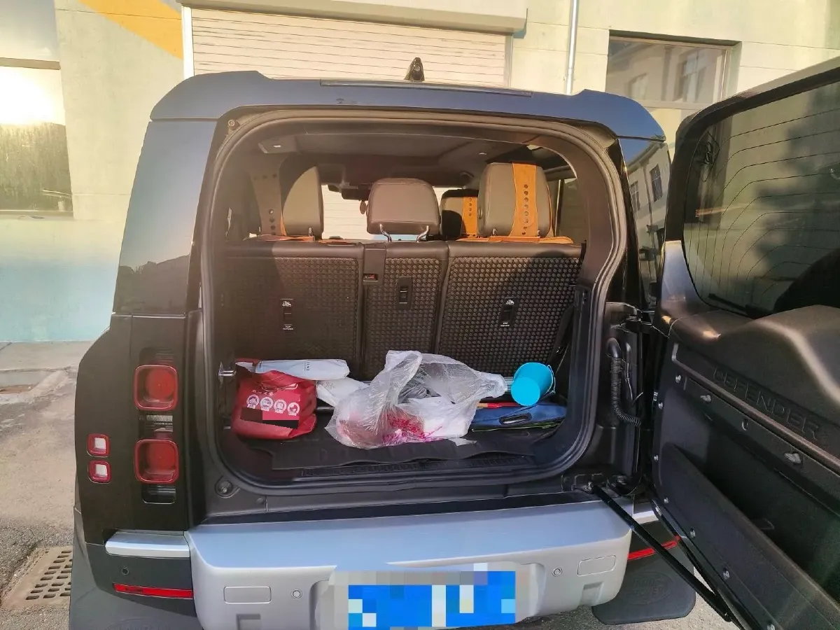 2022 Land Rover Defender 2.0T 300HP L4 8AT,autocango,china used car exporter,china ev exporter,chinese used car exporter,chinese used ev exporter