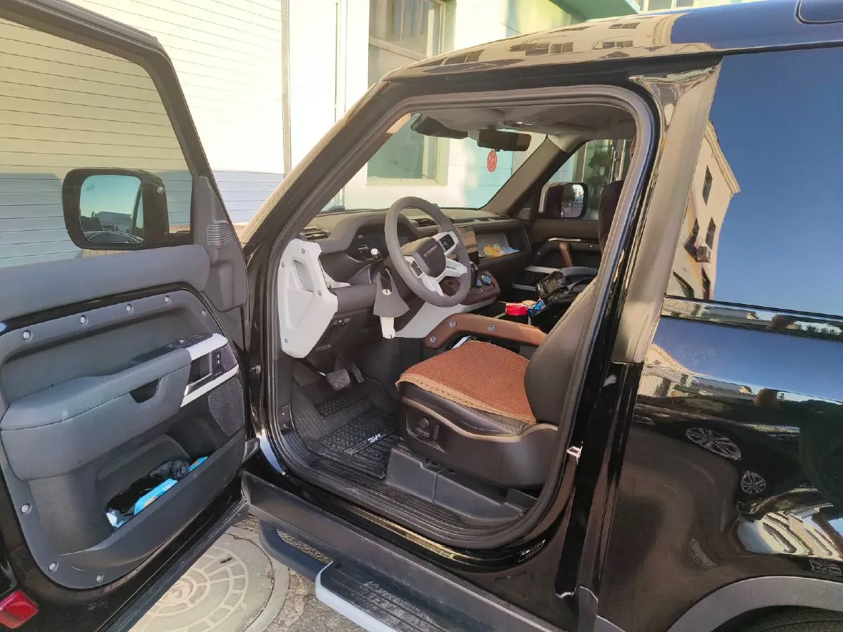 2022 Land Rover Defender 2.0T 300HP L4 8AT,autocango,china used car exporter,china ev exporter,chinese used car exporter,chinese used ev exporter