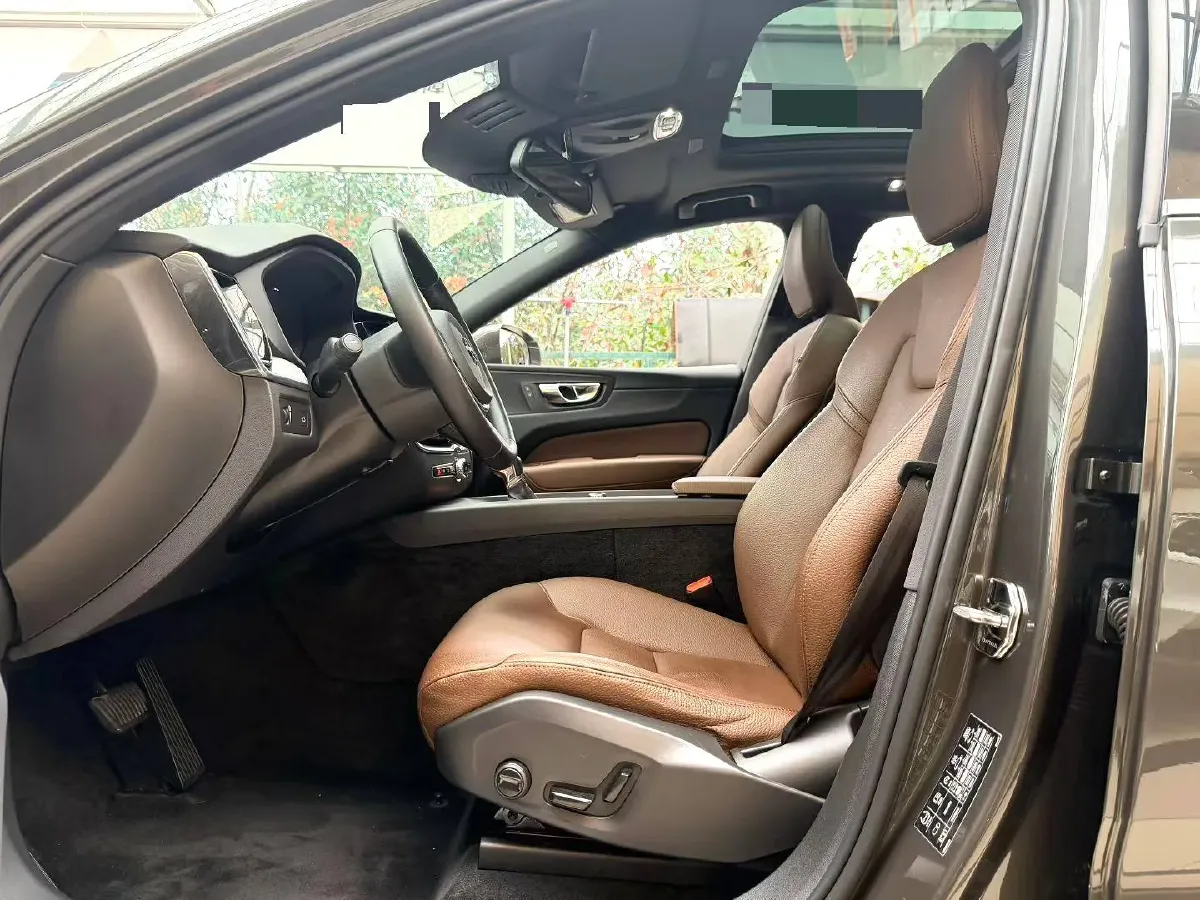 2021 Volvo XC60 2.0T 250HP L4 8AT,autocango,china used car exporter,china ev exporter,chinese used car exporter,chinese used ev exporter