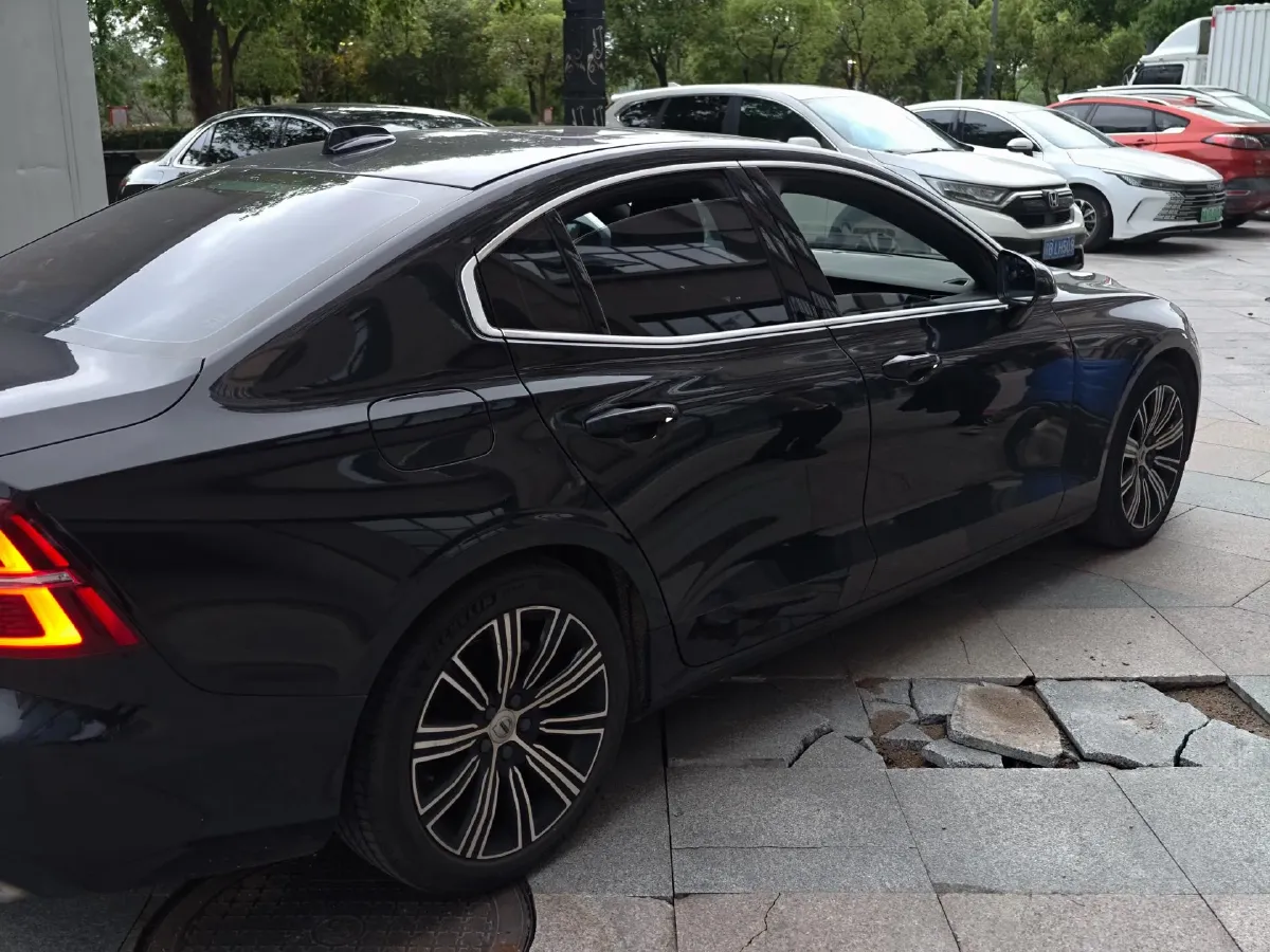 2020 Volvo S60 2.0T 190HP L4 8AT,autocango,china used car exporter,china ev exporter,chinese used car exporter,chinese used ev exporter