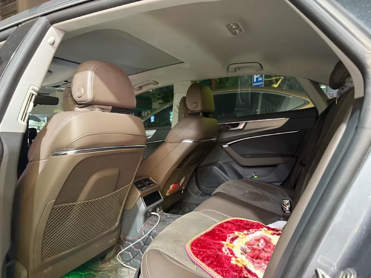 2024 Audi A7L 2.0T 245HP L4 7DCT,autocango,china used car exporter,china ev exporter,chinese used car exporter,chinese used ev exporter