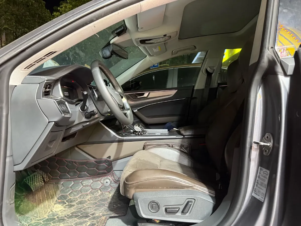 2024 Audi A7L 2.0T 245HP L4 7DCT,autocango,china used car exporter,china ev exporter,chinese used car exporter,chinese used ev exporter