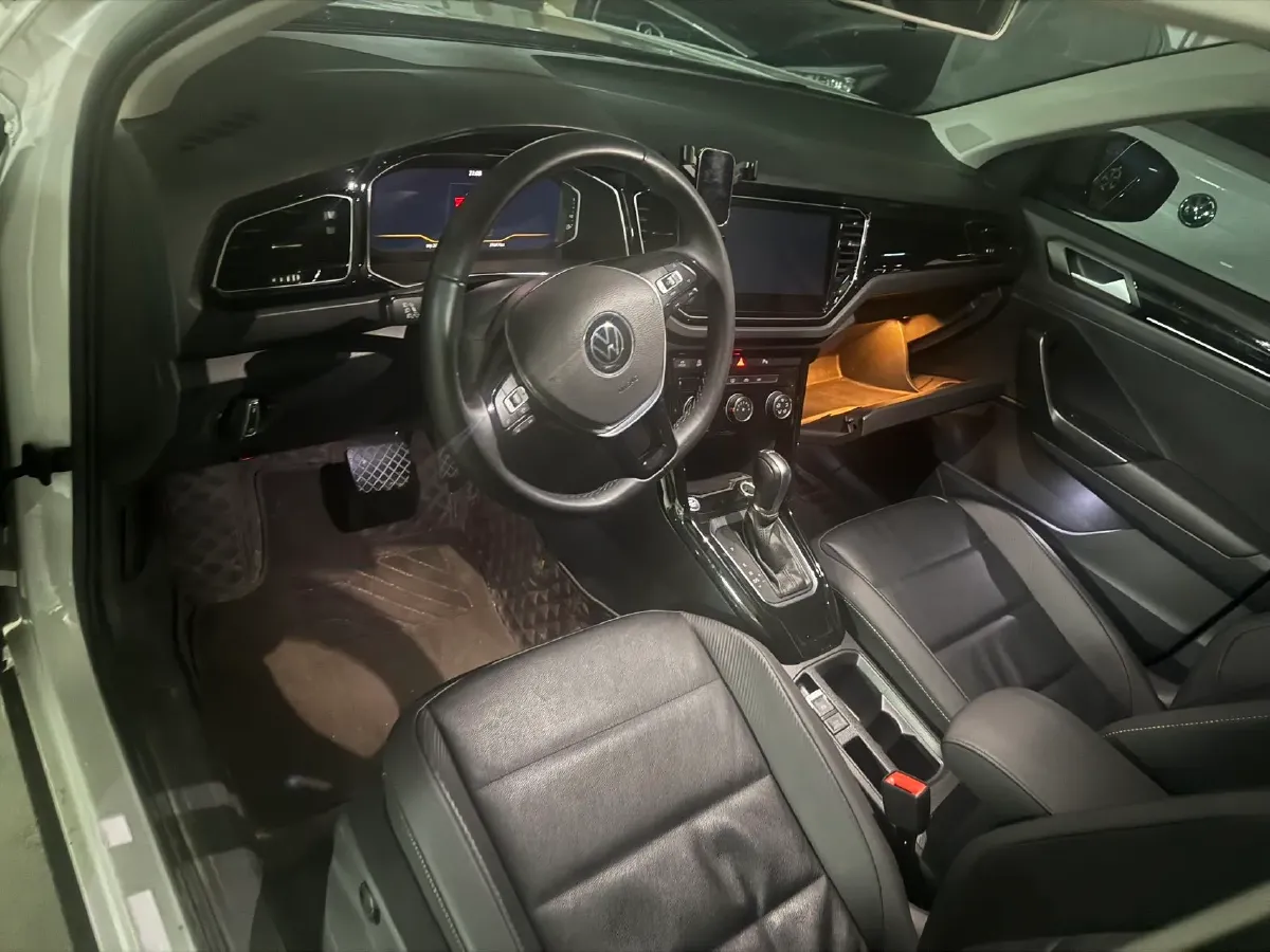 2022 Volkswagen T-Roc 1.4T 150HP L4 7DCT,autocango,china used car exporter,china ev exporter,chinese used car exporter,chinese used ev exporter