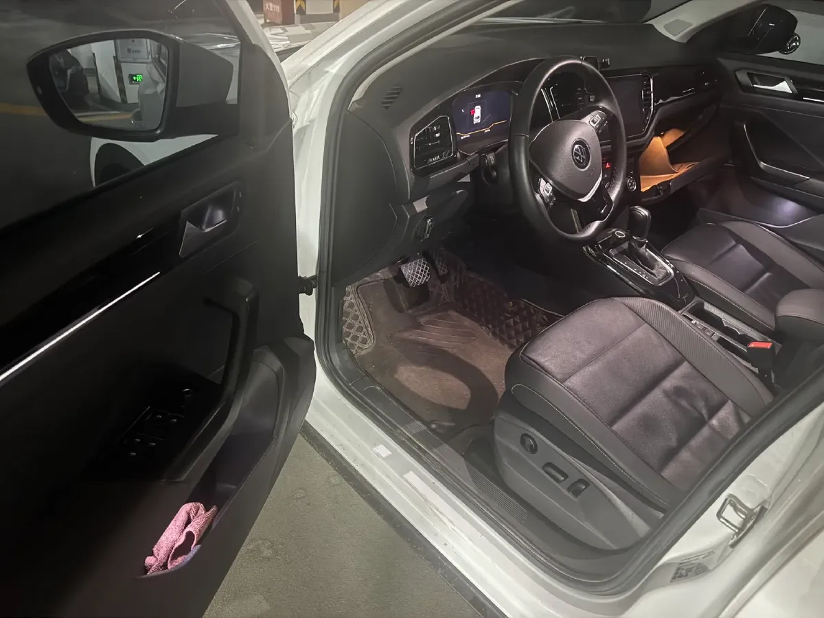 2022 Volkswagen T-Roc 1.4T 150HP L4 7DCT,autocango,china used car exporter,china ev exporter,chinese used car exporter,chinese used ev exporter