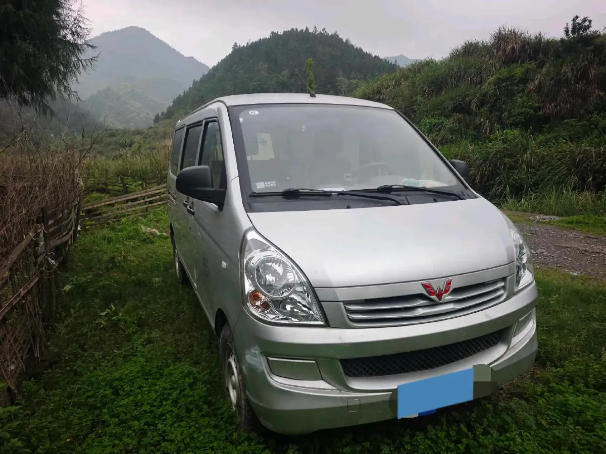 2022 WuLing RongGuang S 1.2L 76HP L4 5MT,autocango,china used car exporter,china ev exporter,chinese used car exporter,chinese used ev exporter