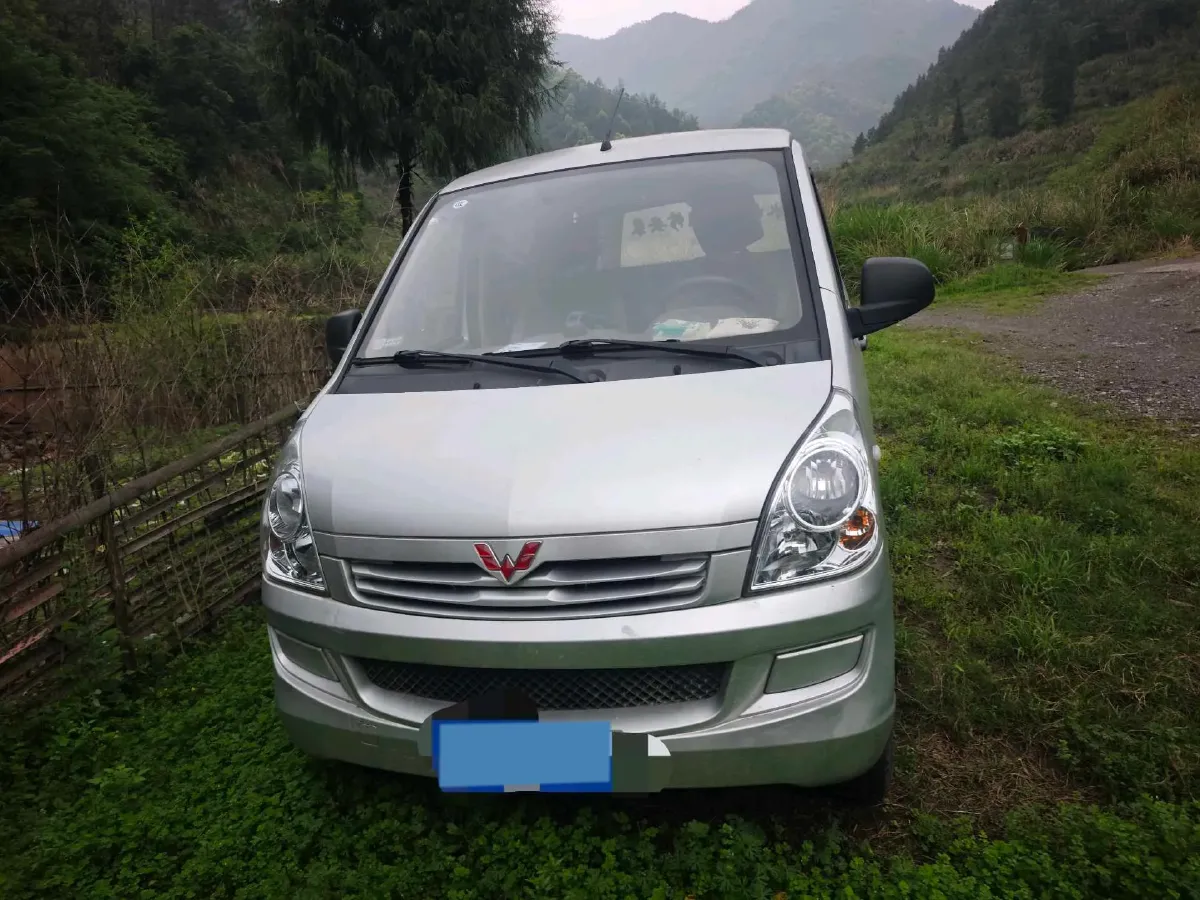 2022 WuLing RongGuang S 1.2L 76HP L4 5MT,autocango,china used car exporter,china ev exporter,chinese used car exporter,chinese used ev exporter