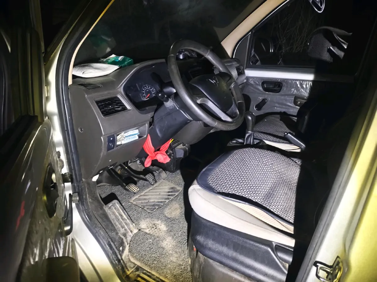 2022 WuLing RongGuang S 1.2L 76HP L4 5MT,autocango,china used car exporter,china ev exporter,chinese used car exporter,chinese used ev exporter