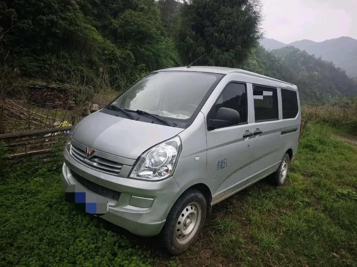 2022 WuLing RongGuang S 1.2L 76HP L4 5MT,autocango,china used car exporter,china ev exporter,chinese used car exporter,chinese used ev exporter