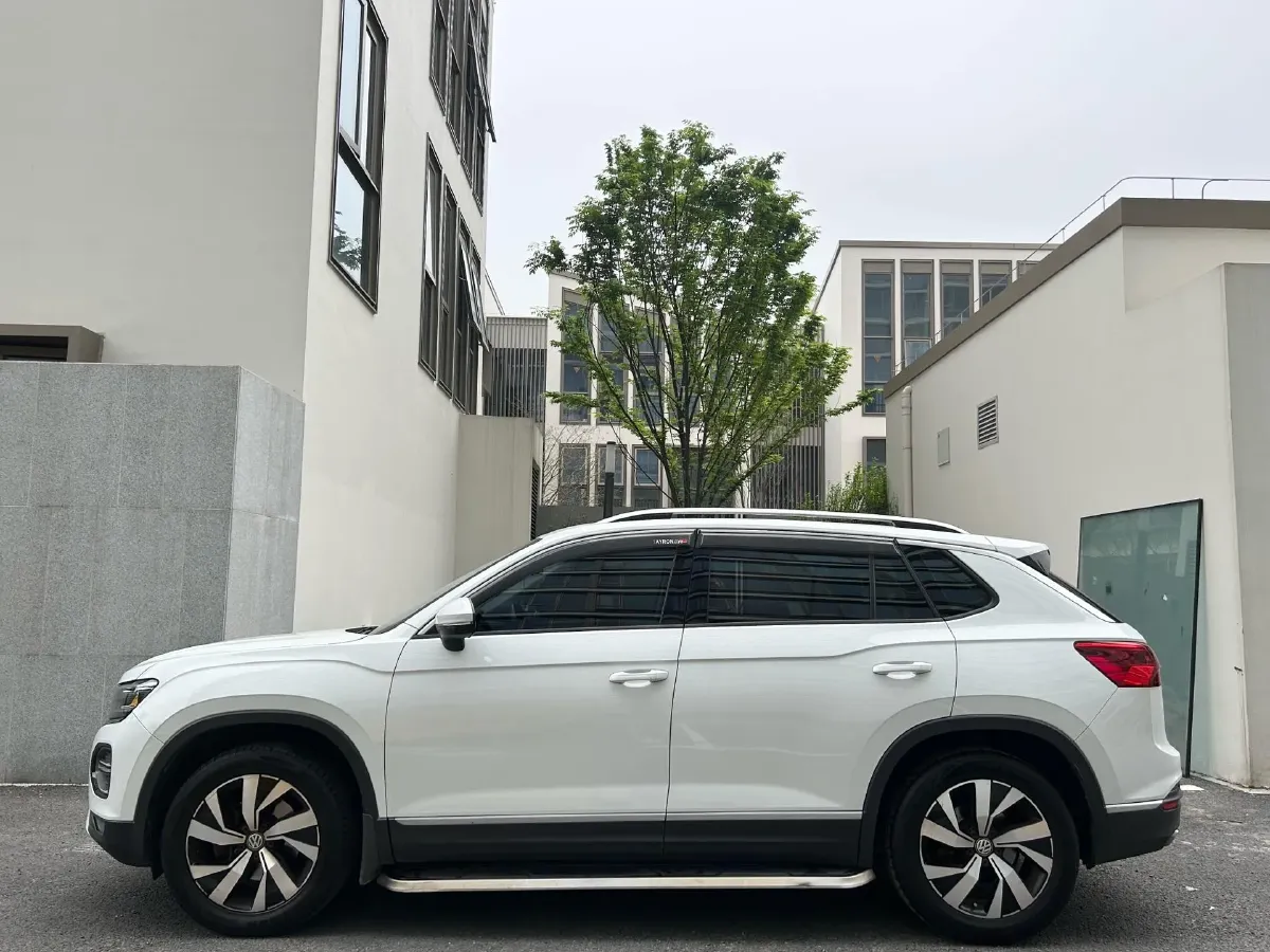 2019 Jeep Cherokee 2.0T 234HP L4 9AT,autocango,china used car exporter,china ev exporter,chinese used car exporter,chinese used ev exporter