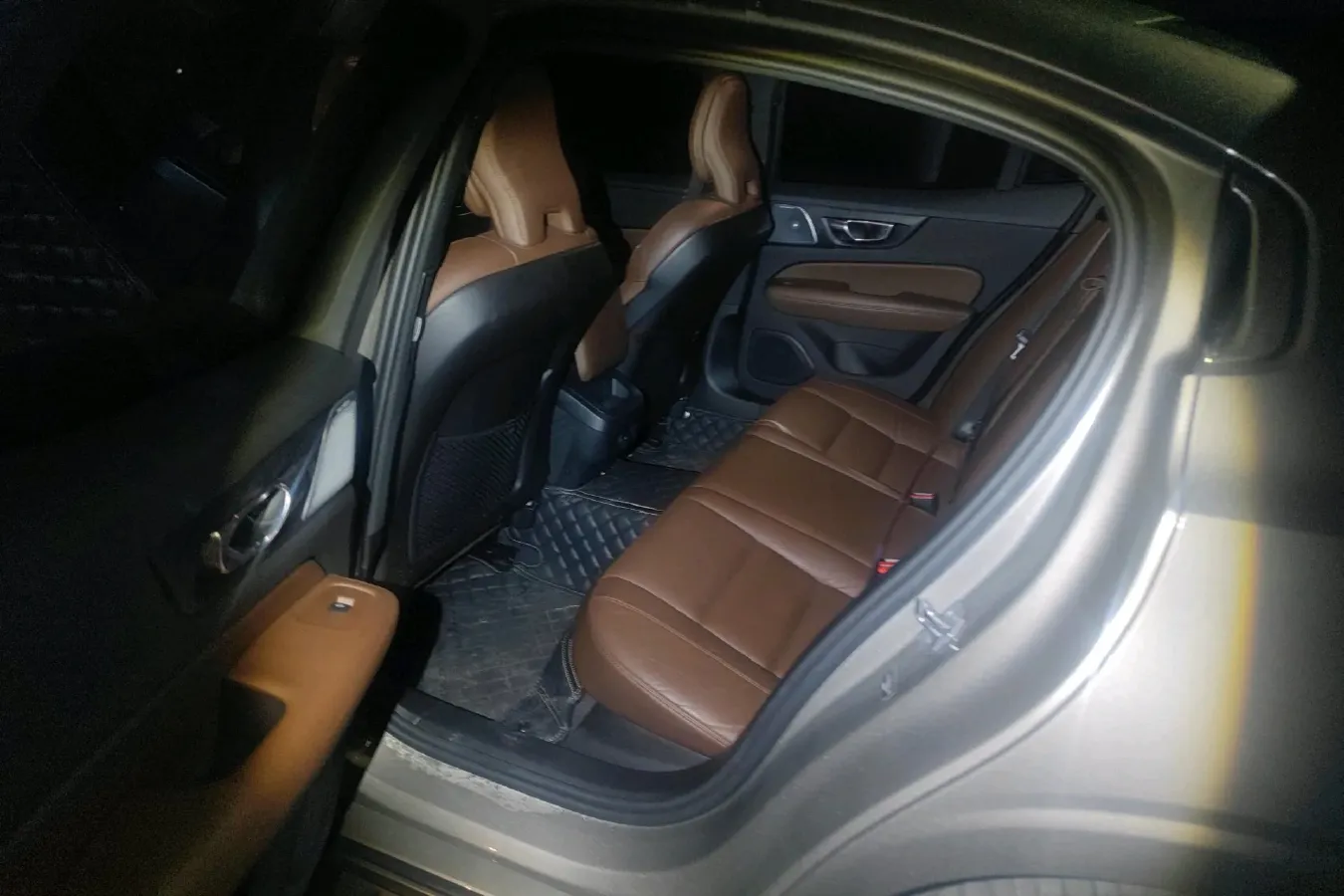 2022 Volvo S60 2.0T 197HP L4 8AT,autocango,china used car exporter,china ev exporter,chinese used car exporter,chinese used ev exporter