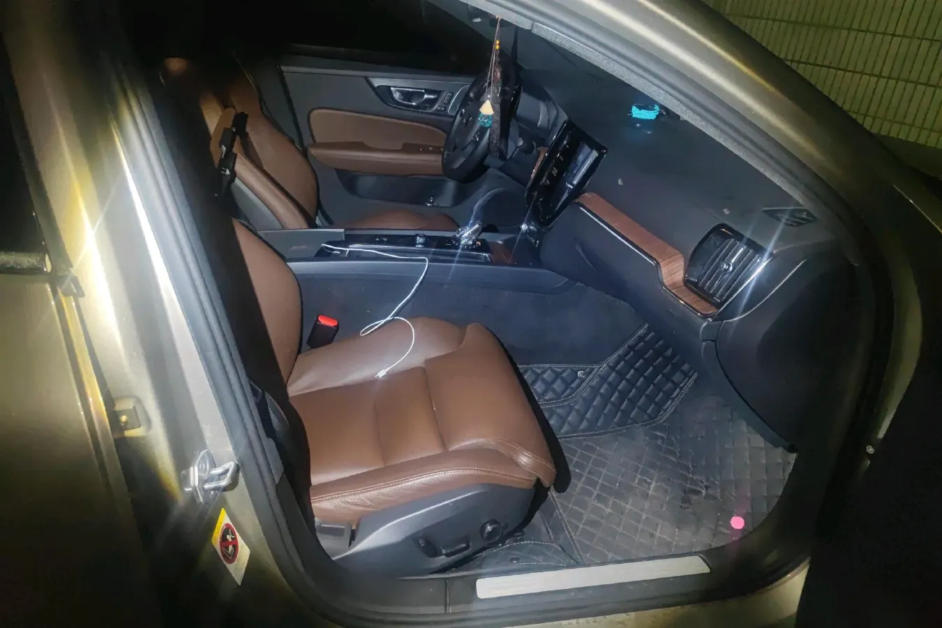 2022 Volvo S60 2.0T 197HP L4 8AT,autocango,china used car exporter,china ev exporter,chinese used car exporter,chinese used ev exporter