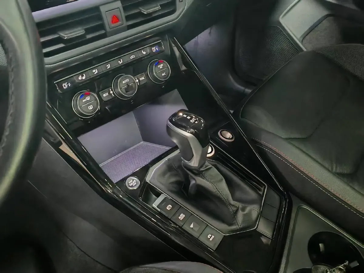 2019 Jeep Cherokee 2.0T 234HP L4 9AT,autocango,china used car exporter,china ev exporter,chinese used car exporter,chinese used ev exporter