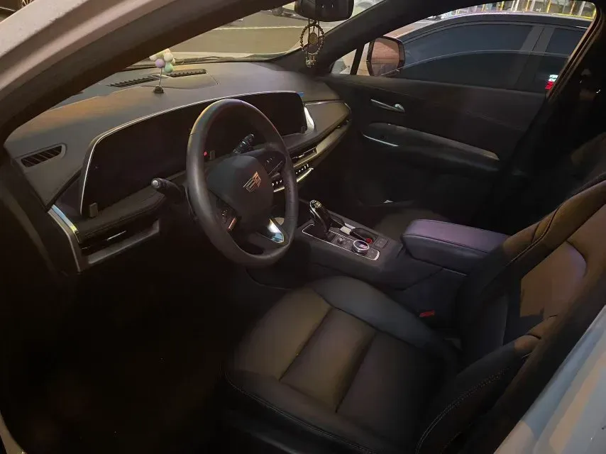 2024 Cadillac XT4 2.0T 237HP L4 9AT,autocango,china used car exporter,china ev exporter,chinese used car exporter,chinese used ev exporter