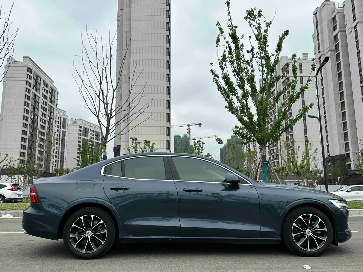 2022 Volvo S60 2.0T 197HP L4 8AT,autocango,china used car exporter,china ev exporter,chinese used car exporter,chinese used ev exporter