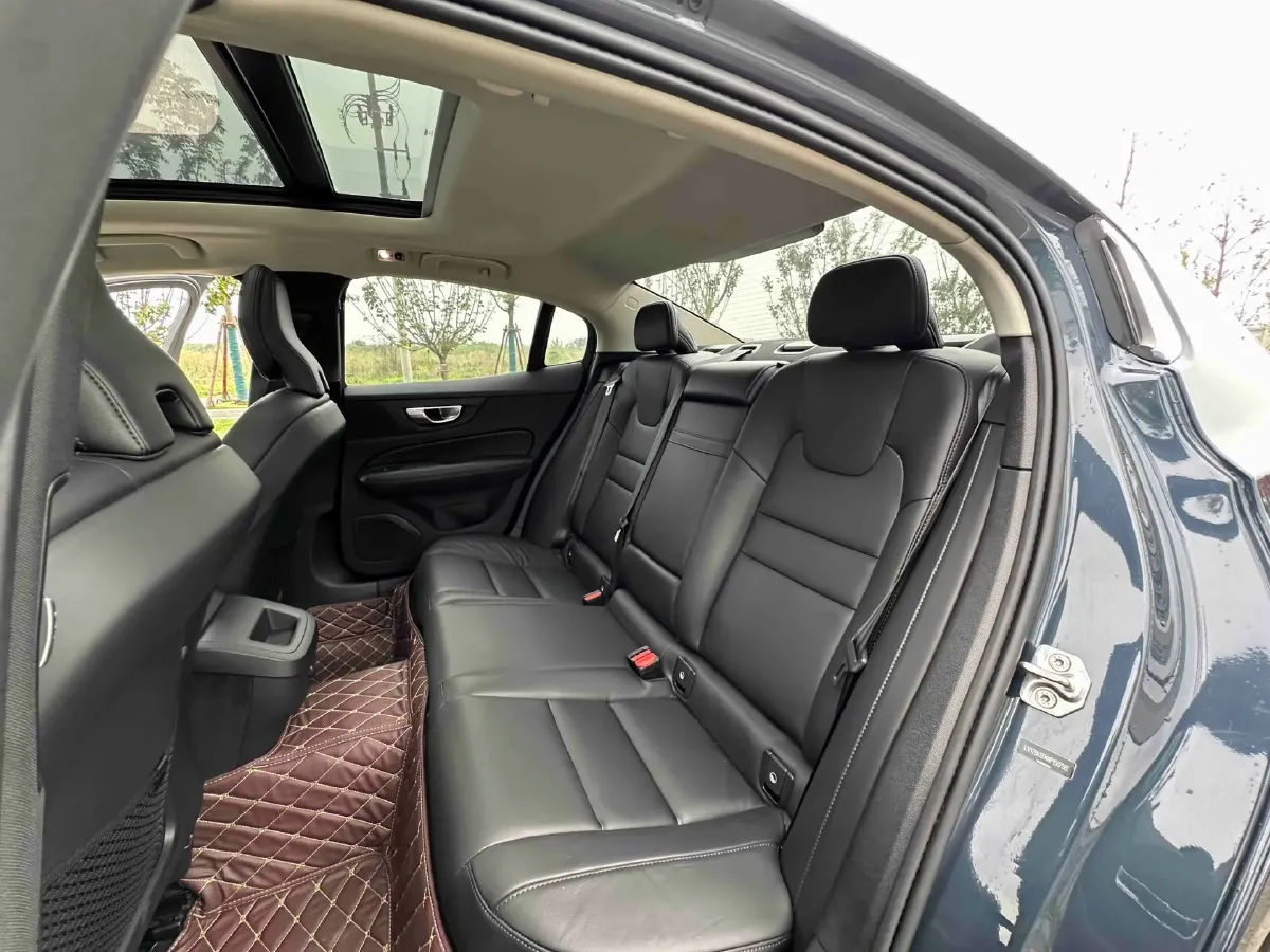 2022 Volvo S60 2.0T 197HP L4 8AT,autocango,china used car exporter,china ev exporter,chinese used car exporter,chinese used ev exporter