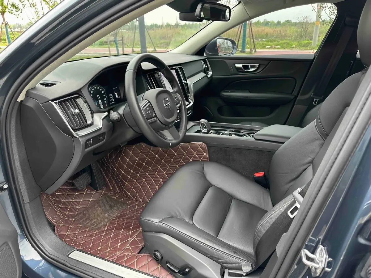 2022 Volvo S60 2.0T 197HP L4 8AT,autocango,china used car exporter,china ev exporter,chinese used car exporter,chinese used ev exporter