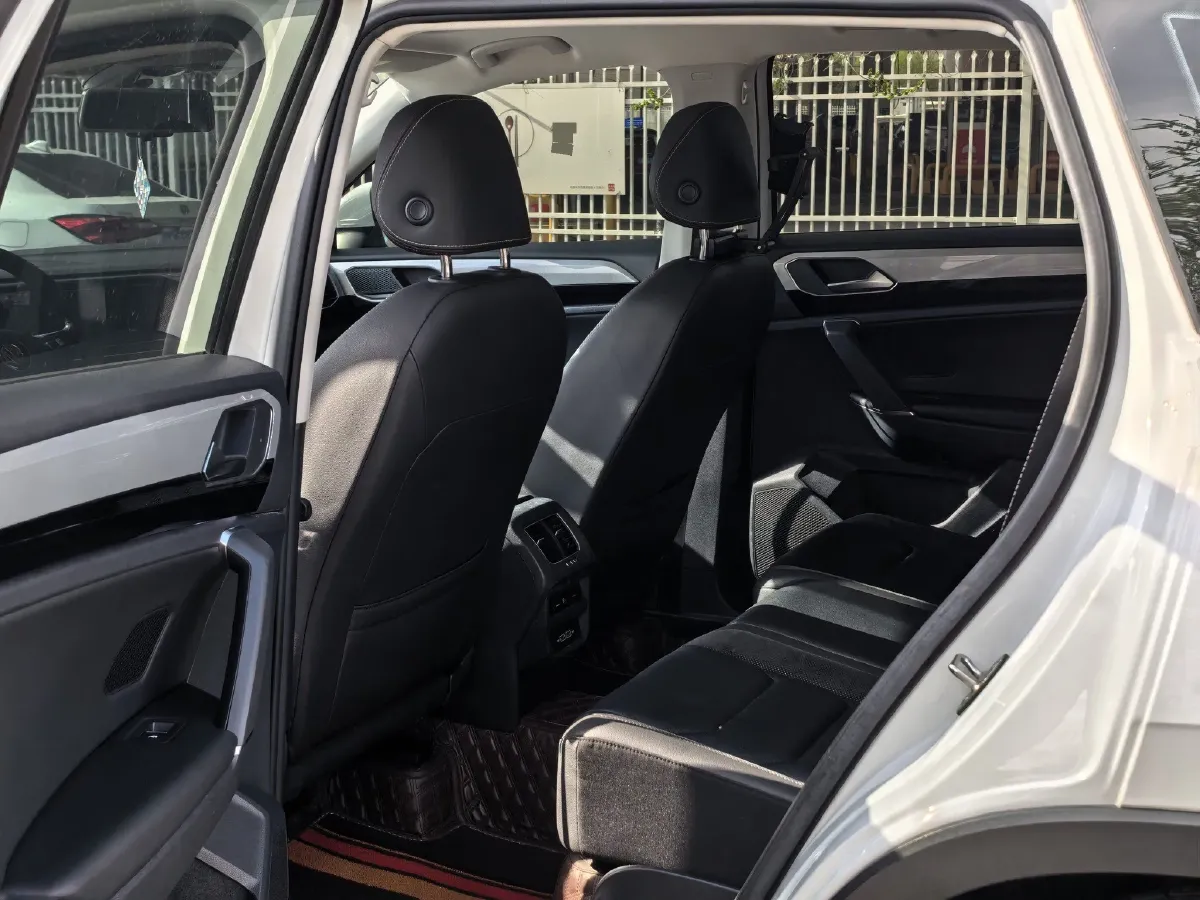 2019 MINI CLUBMAN 1.5T 102HP L3 6AT,autocango,china used car exporter,china ev exporter,chinese used car exporter,chinese used ev exporter