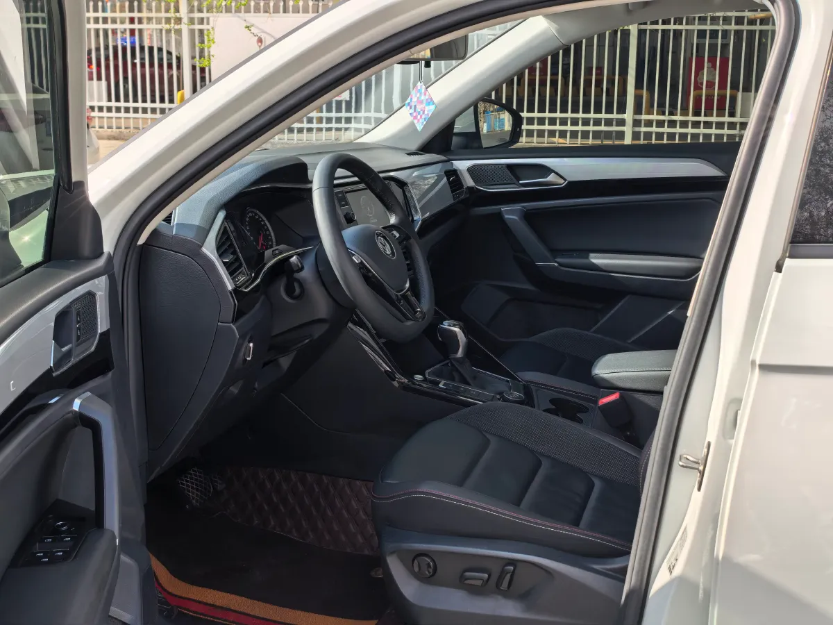 2019 MINI CLUBMAN 1.5T 102HP L3 6AT,autocango,china used car exporter,china ev exporter,chinese used car exporter,chinese used ev exporter