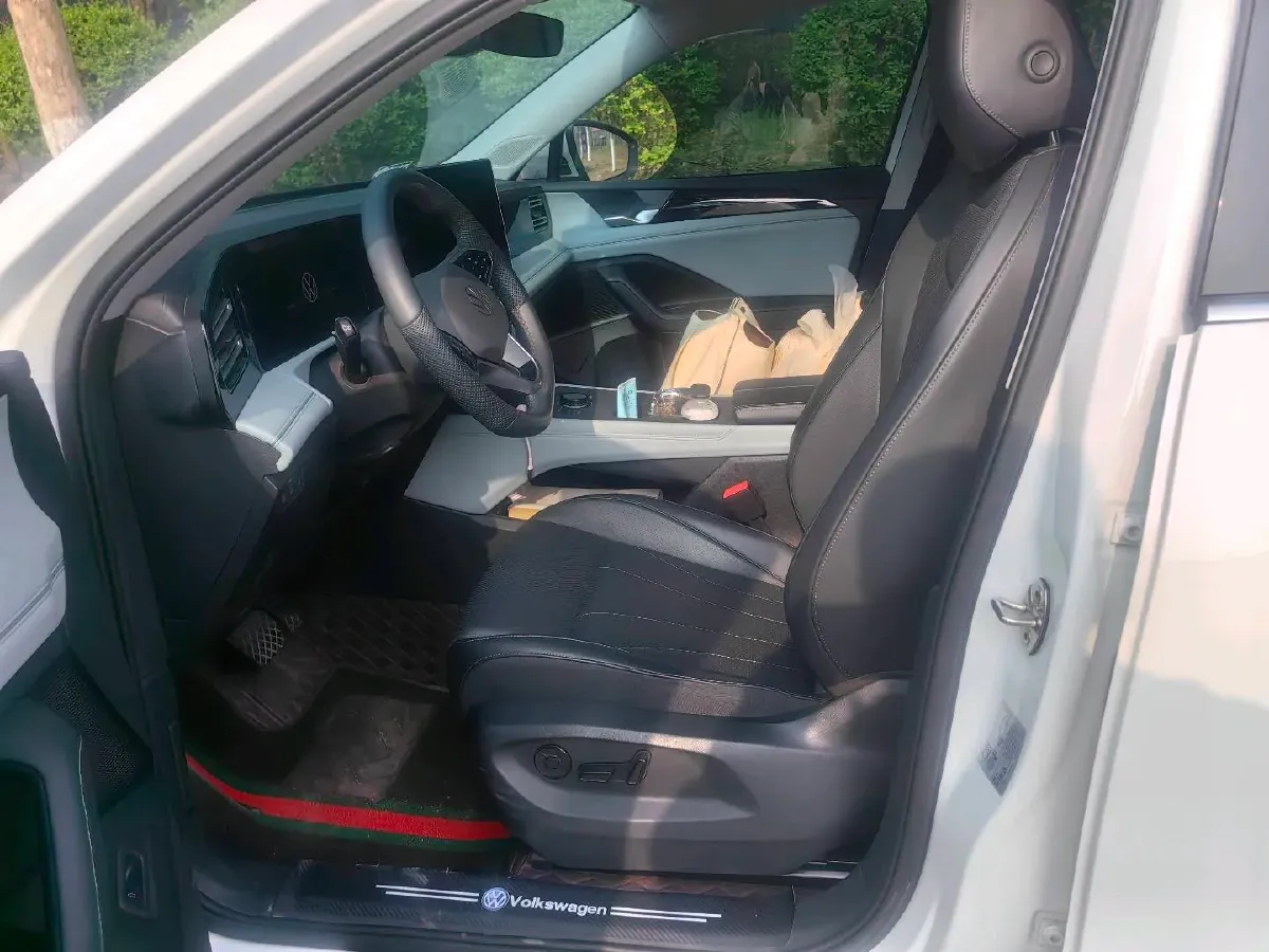 2024 Volkswagen Tiguan L 2.0T 186HP L4 7DCT,autocango,china used car exporter,china ev exporter,chinese used car exporter,chinese used ev exporter