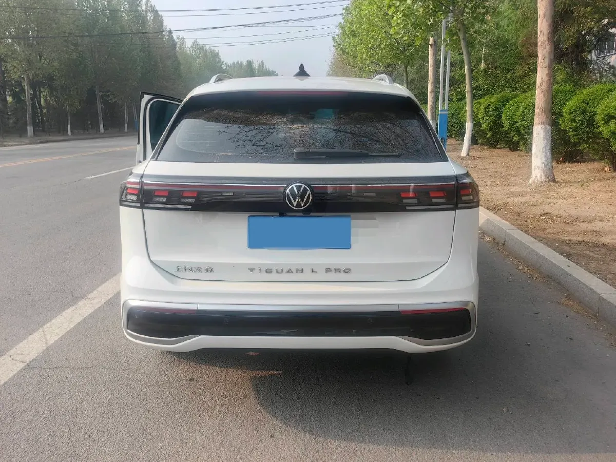 2024 Volkswagen Tiguan L 2.0T 186HP L4 7DCT,autocango,china used car exporter,china ev exporter,chinese used car exporter,chinese used ev exporter