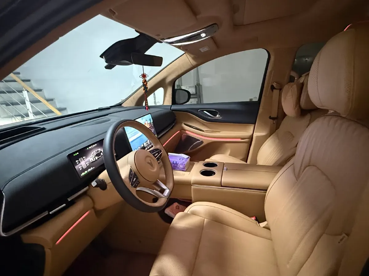 2025 Voyah Dream 1.5T 150HP L4 PHEV 41.7KWH,autocango,china used car exporter,china ev exporter,chinese used car exporter,chinese used ev exporter