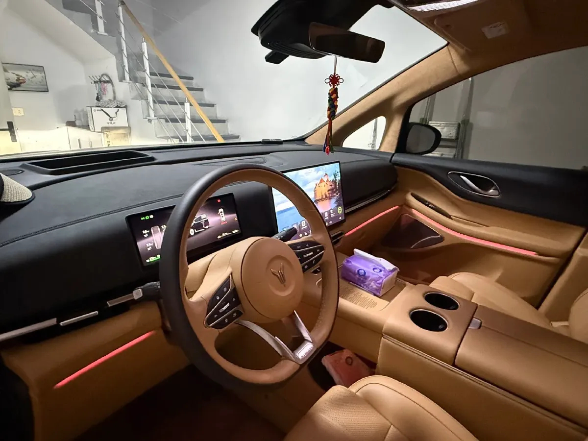 2025 Voyah Dream 1.5T 150HP L4 PHEV 41.7KWH,autocango,china used car exporter,china ev exporter,chinese used car exporter,chinese used ev exporter