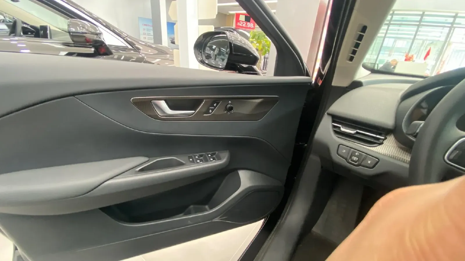 2024 HongQi E-QM5 BEV 60KWH,autocango,china used car exporter,china ev exporter,chinese used car exporter,chinese used ev exporter