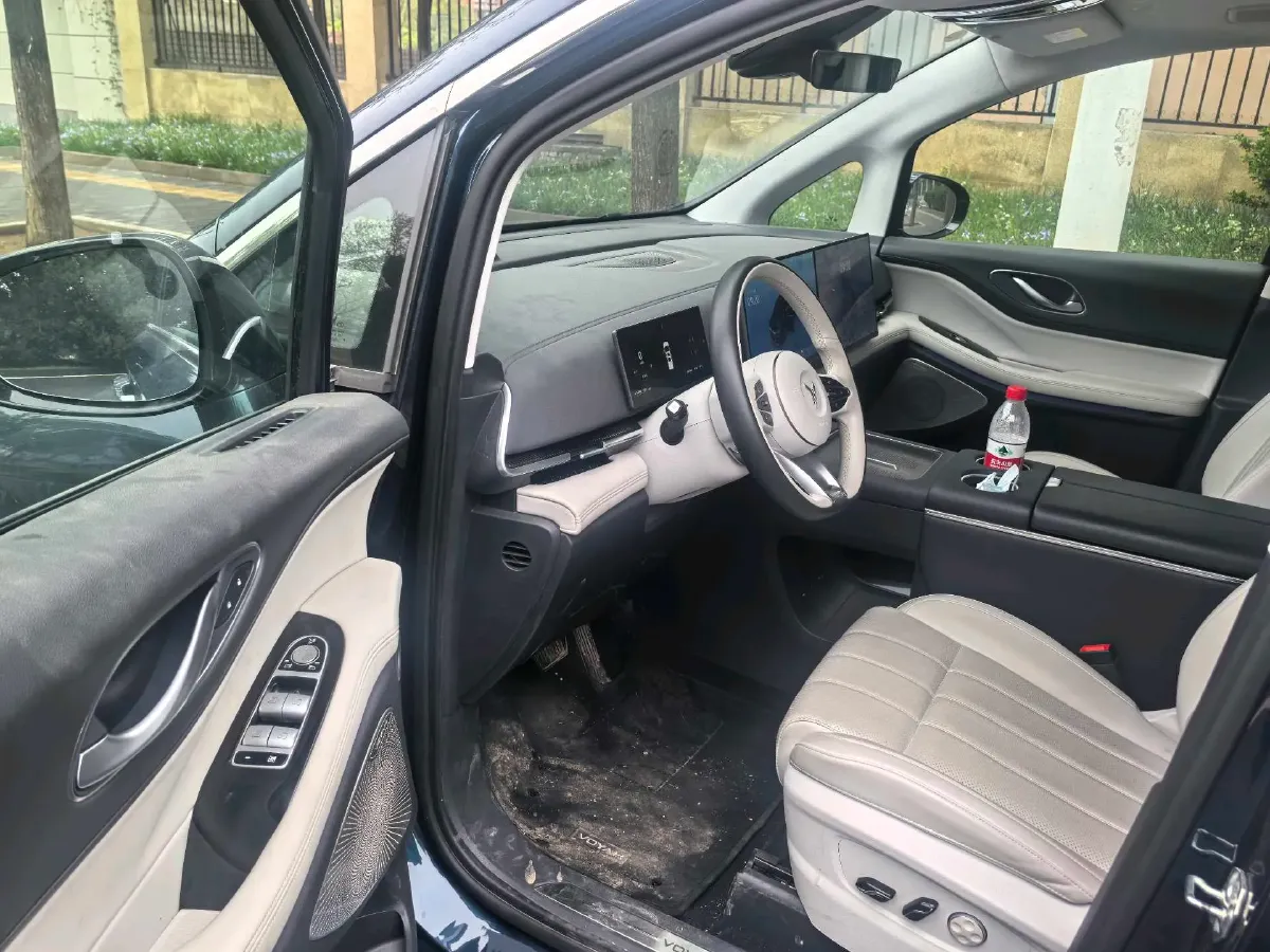 2025 Voyah Dream BEV 108.7KWH,autocango,china used car exporter,china ev exporter,chinese used car exporter,chinese used ev exporter