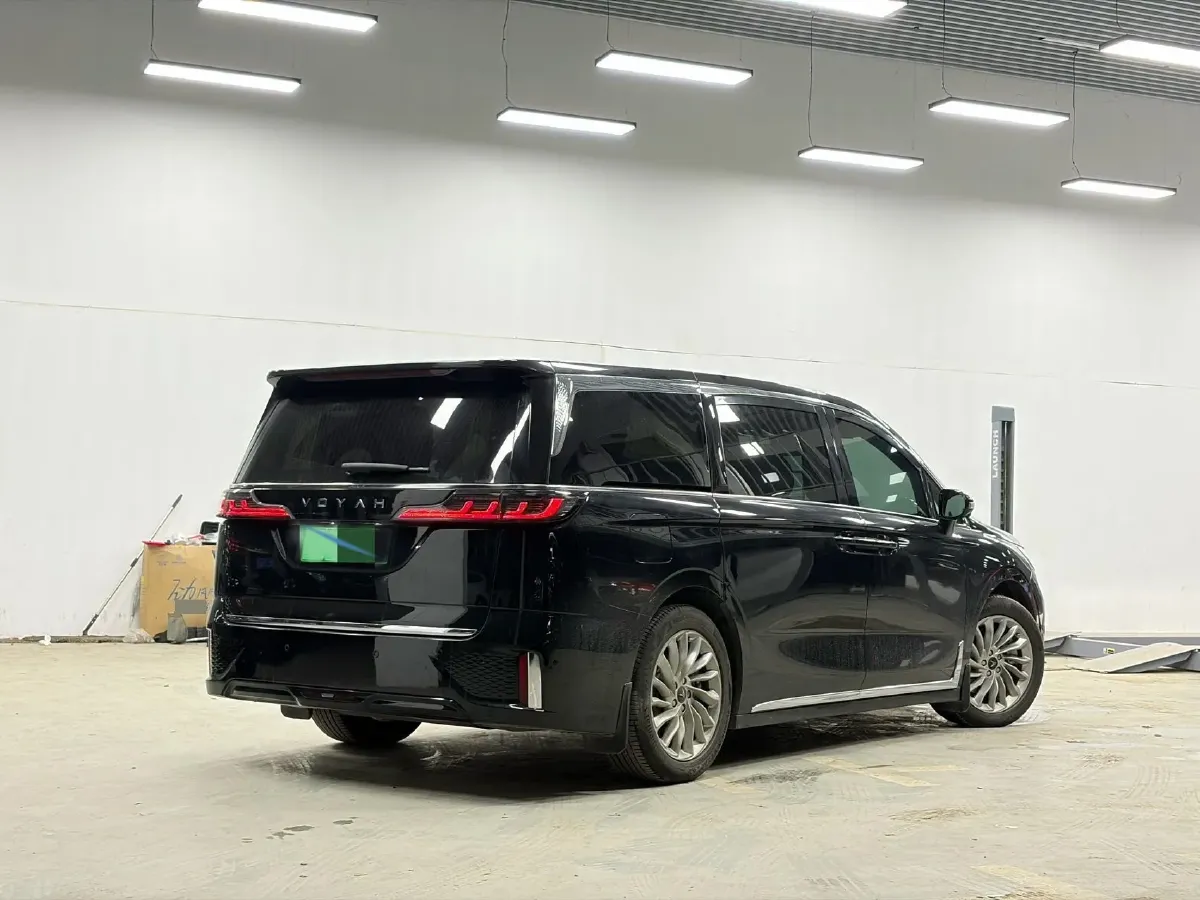 2024 Voyah Dream 1.5T 150HP L4 PHEV 43KWH,autocango,china used car exporter,china ev exporter,chinese used car exporter,chinese used ev exporter