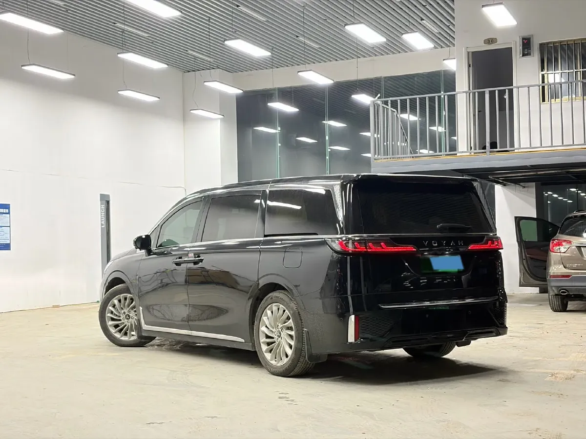 2024 Voyah Dream 1.5T 150HP L4 PHEV 43KWH,autocango,china used car exporter,china ev exporter,chinese used car exporter,chinese used ev exporter