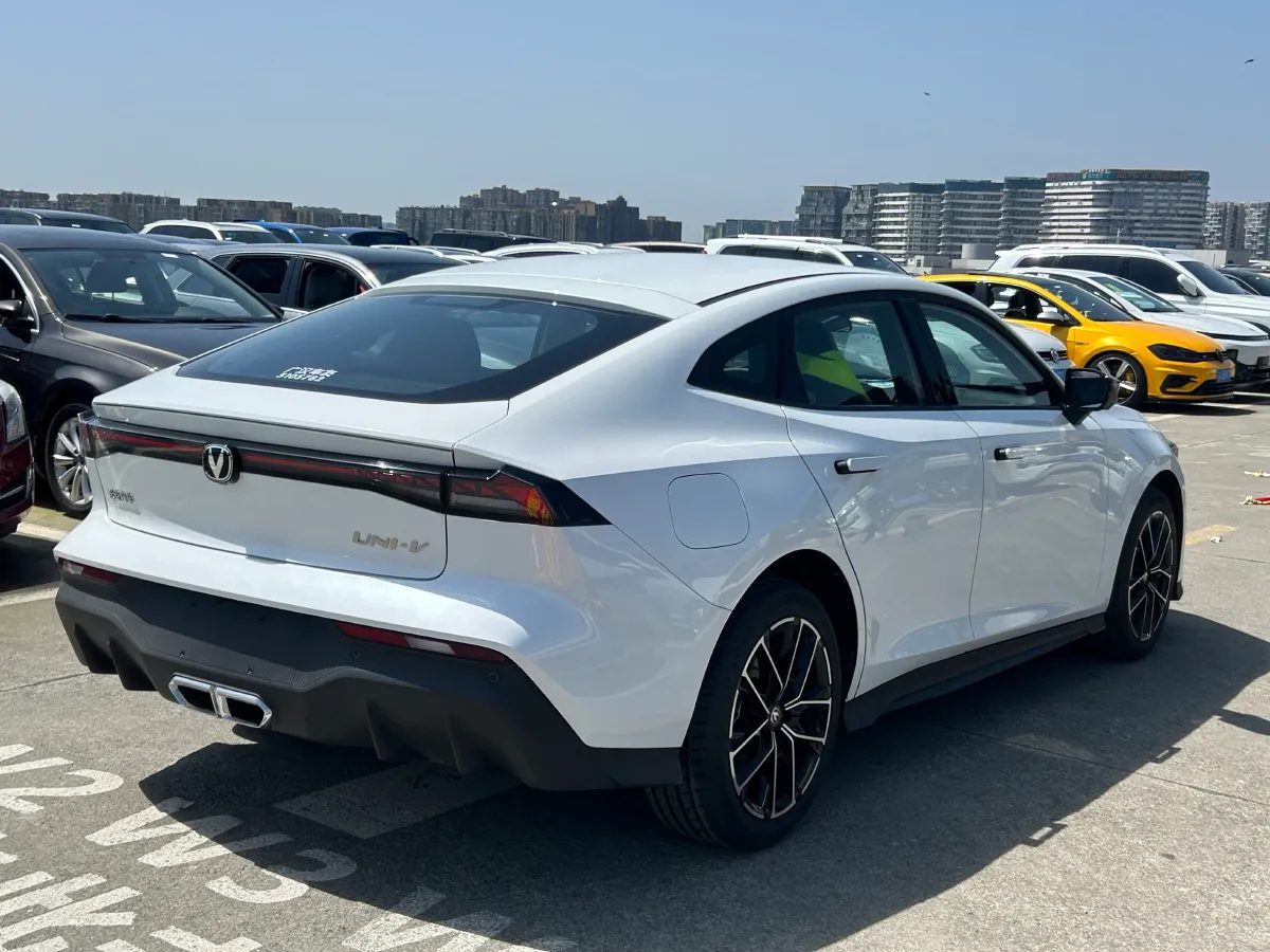 2024 ChangAn UNI-V iDD 1.5L 110HP L4 E-CVT PHEV 18.99KWH,autocango,china used car exporter,china ev exporter,chinese used car exporter,chinese used ev exporter