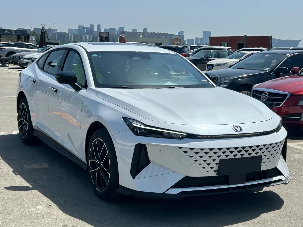 2024 ChangAn UNI-V iDD 1.5L 110HP L4 E-CVT PHEV 18.99KWH,autocango,china used car exporter,china ev exporter,chinese used car exporter,chinese used ev exporter