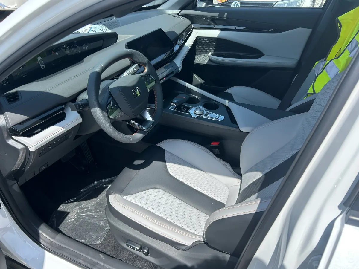 2024 ChangAn UNI-V iDD 1.5L 110HP L4 E-CVT PHEV 18.99KWH,autocango,china used car exporter,china ev exporter,chinese used car exporter,chinese used ev exporter