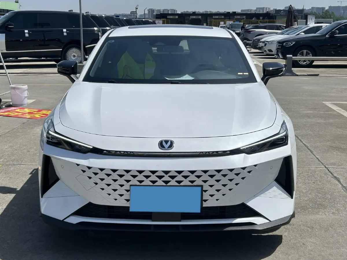 2024 ChangAn UNI-V iDD 1.5L 110HP L4 E-CVT PHEV 18.99KWH,autocango,china used car exporter,china ev exporter,chinese used car exporter,chinese used ev exporter